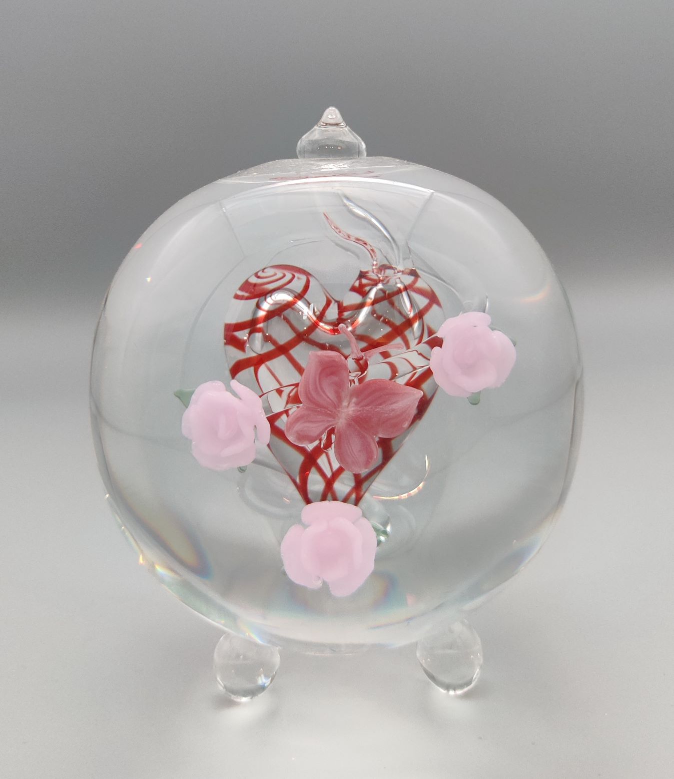 Urn-sphere-hart-met-vlinder-en-roze-roosjes